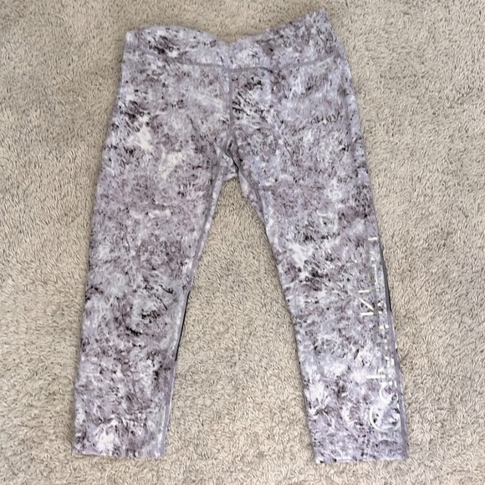 Calvin Klein SZ M capri length leggings. Burgundy white tie dye look. Like new